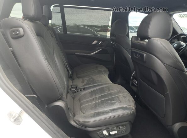 5UXCX6C07N9K56547 2022 BMW X7 White Widok wnętrza z tyłu