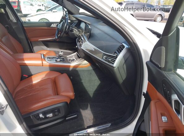 5UXCX6C08N9K31043 2022 BMW X7 White Vista interior delantera
