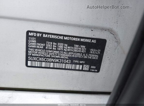 5UXCX6C08N9K31043 2022 BMW X7 White Vista del compartimento del motor