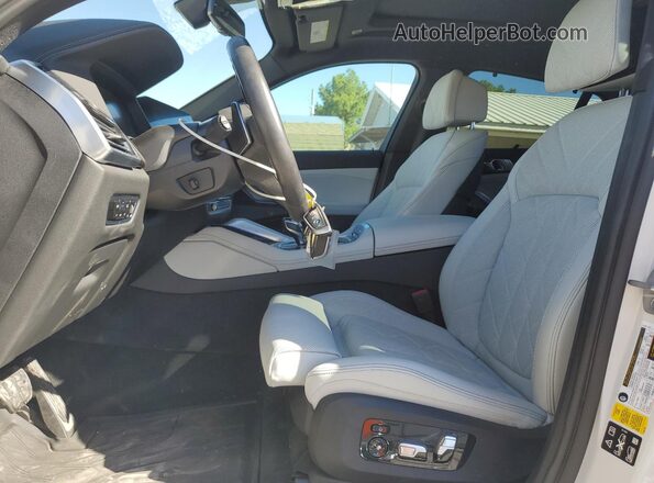 5UXCY6C03P9R29690 2023 BMW X6 White Widok wnętrza z przodu