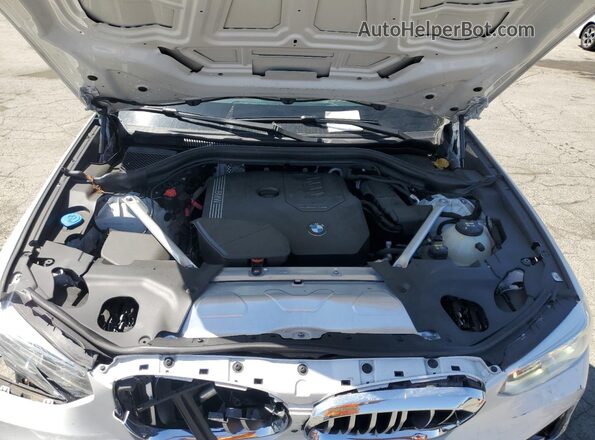 5UXTY5C09M9F37225 2021 BMW X3 White Vista del compartimento del motor