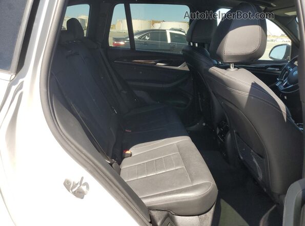 5UXTY5C09M9F37225 2021 BMW X3 White Vista interior trasera