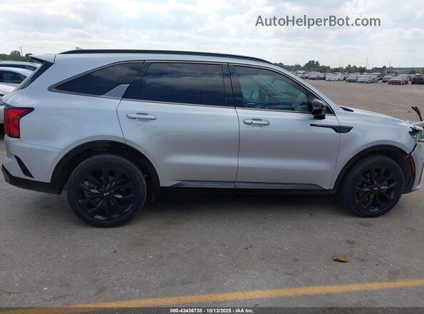 5XYRK4LF1MG044467 2021 KIA SORENTO Silver Սալոնի հետևի տեսք