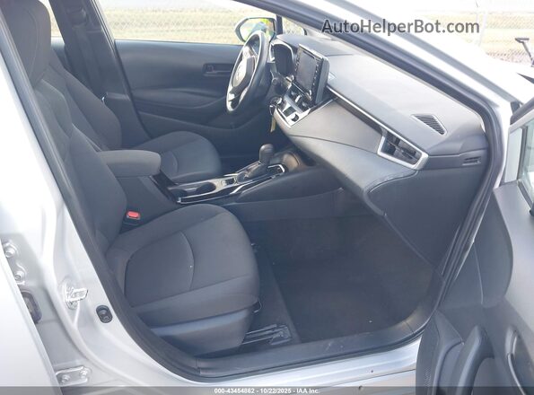 5YFEPMAE8NP303091 2022 TOYOTA LL Серебряный Вид салона спереди