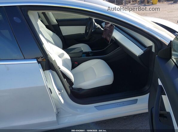 5YJ3E1EB2LF720100 2020 TESLA MODEL 3 White Front interior view