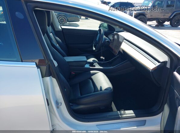 5YJ3E1EB3LF650669 2020 TESLA MODEL 3 White Front interior view