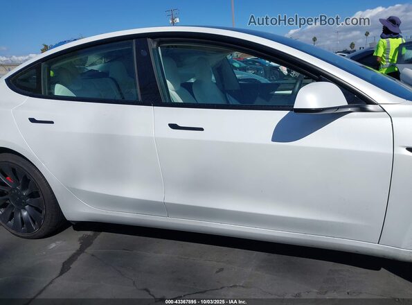 5YJ3E1EC2NF123525 2022 TESLA MODEL 3 White Widok wnętrza z tyłu