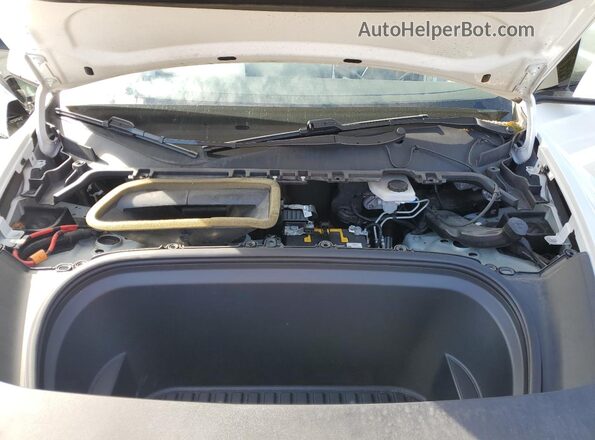 5YJYGDEE6LF023427 2020 TESLA MODEL White Widok komory silnika