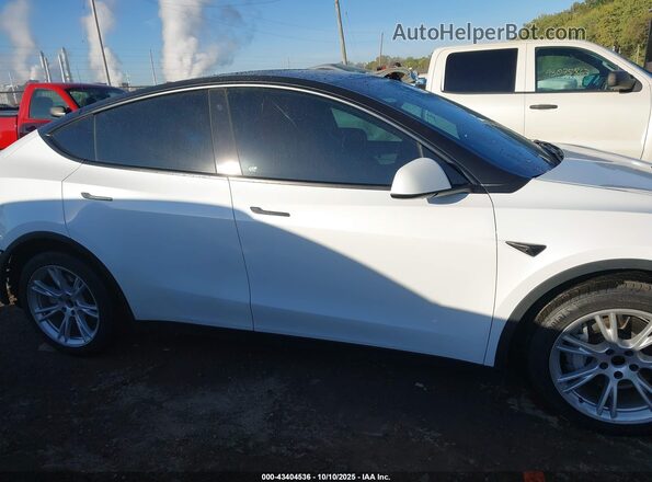 5YJYGDEEXMF304695 2021 TESLA MODEL Y White სალონის 360-გრადუსიანი ხედი