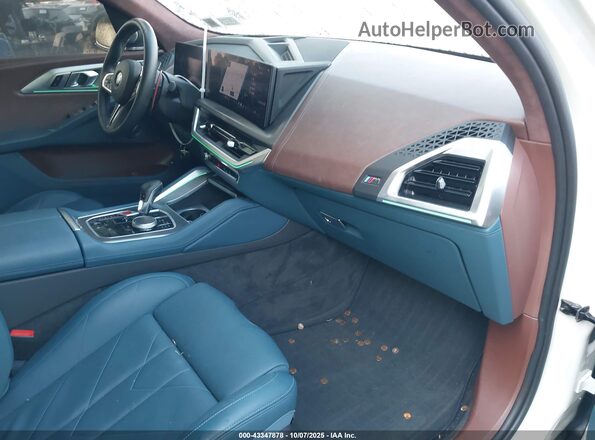 5YM23CS05R9W36590 2024 BMW XM White წინა სალონის ხედი