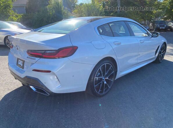 WBAGV8C01MCG76388 2021 BMW M8 White Delantero derecho
