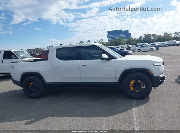7FCTGAAA1NN015309 2022 RIVIAN R1T White Vista interior trasera