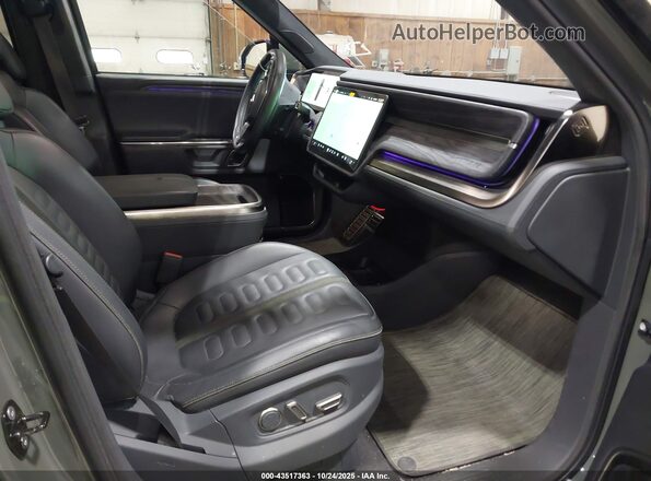 7FCTGAAL2NN000724 2022 RIVIAN R1T Green წინა სალონის ხედი