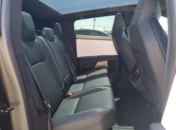 7G2CEHED2RA004553 2024 TESLA CYBERTRUCK Silver 