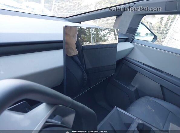 7G2CEHED5RA051673 2024 TESLA CYBERTRUCK Silver 