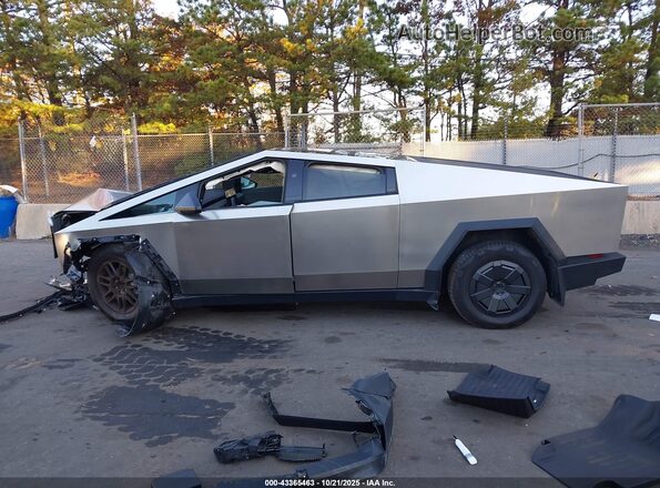 7G2CEHED5RA051673 2024 TESLA CYBERTRUCK Silver 