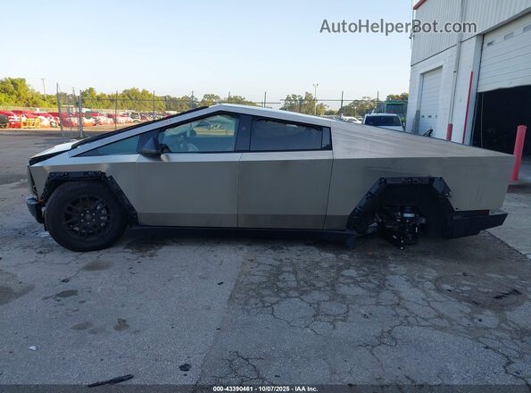 7G2CEHED6SA065555 2025 TESLA CYBERTRUCK Silver Widok wnętrza z tyłu