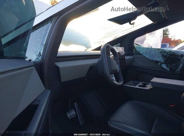 7G2CEHED8SA066996 2025 TESLA CYBERTRUCK Серебряный Вид салона спереди