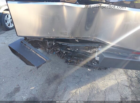 7G2CEHED8SA066996 2025 TESLA CYBERTRUCK Серебряный Вид спереди