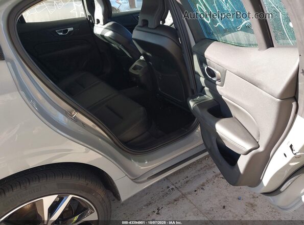 7JRL12FK2RG318951 2024 VOLVO S60 Gray VIN კოდის სტიკერის ხედი