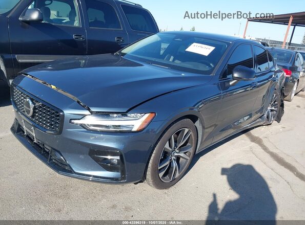 7JRL12FLXRG315336 2024 VOLVO S60 Navy წინა მარცხენა ხედი სამი მეოთხედიდან