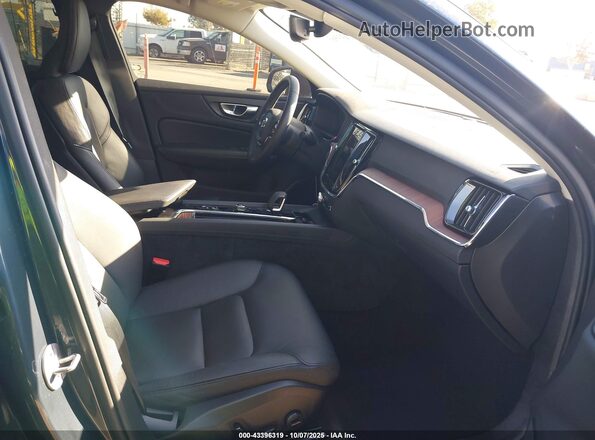 7JRL12FLXRG315336 2024 VOLVO S60 Navy წინა სალონის ხედი