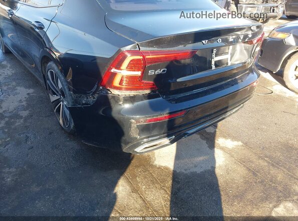 7JRL12FZ6NG161254 2022 VOLVO S60 Black Widok z przodu