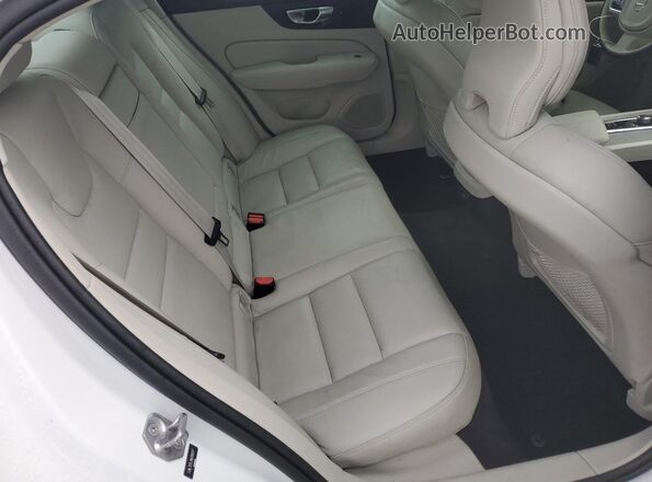 7JRL12TLXNG158227 2022 VOLVO S60 White Widok tylnych siedzeń