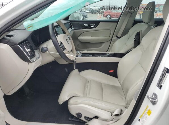 7JRL12TLXNG158227 2022 VOLVO S60 White Widok wnętrza z przodu
