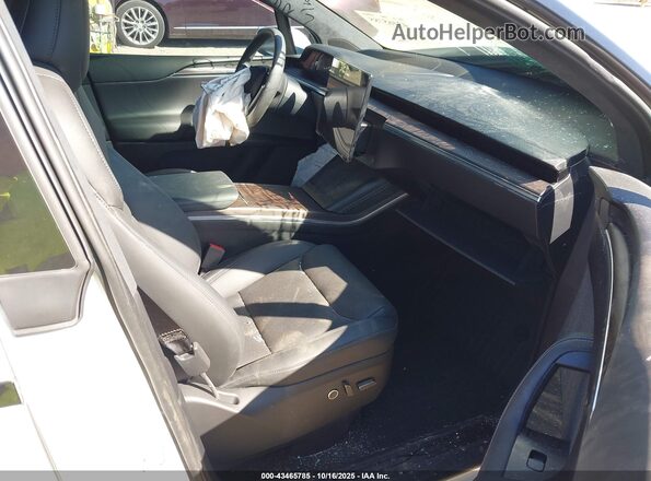 7SAXCBE54RF460155 2024 TESLA MODEL X White Front interior view