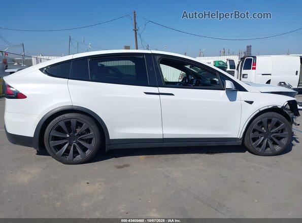 7SAXCBE68NF332875 2022 TESLA MODEL X White 360 interior view