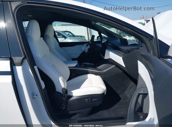 7SAXCBE68NF332875 2022 TESLA MODEL X White Front interior view