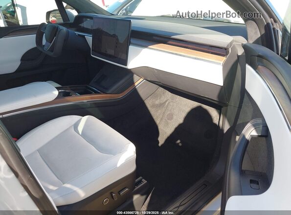 7SAXCDE59RF436624 2024 TESLA MODEL X Белый Вид салона спереди