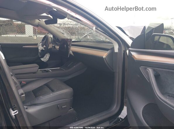 7SAYGAEE0SF285203 2025 TESLA MODEL Y Black Widok wnętrza z przodu