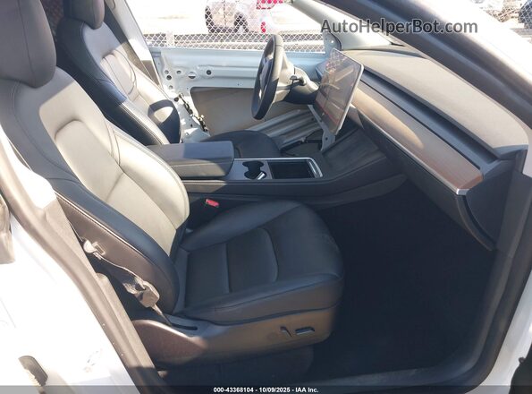 7SAYGAEE1NF336521 2022 TESLA MODEL Y White Вид салону спереду