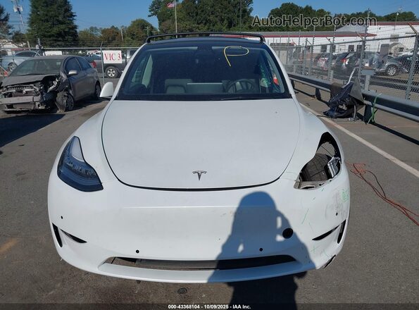 7SAYGAEE1NF336521 2022 TESLA MODEL Y White Вид задньої частини салону