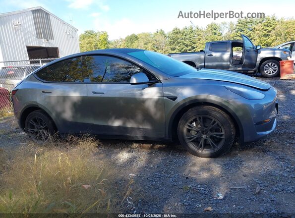 7SAYGAEE1SF221655 2025 TESLA MODEL Y Gray Widok wnętrza z tyłu