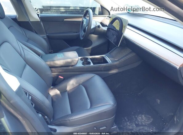 7SAYGAEE1SF221655 2025 TESLA MODEL Y Gray Widok wnętrza z przodu