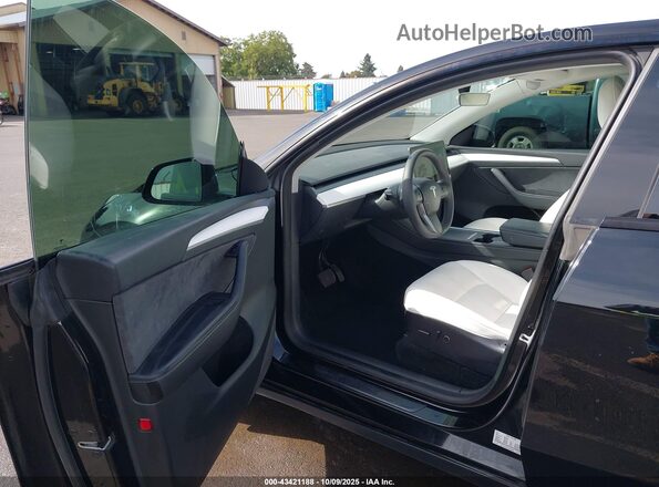 7SAYGAEE5NF543820 2022 TESLA MODEL Y Черный Вид салона спереди