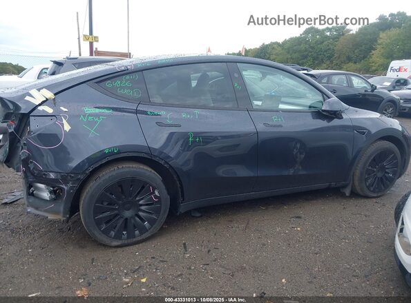 7SAYGAEE7RF076826 2024 TESLA MODEL Y Gray Widok wnętrza z tyłu