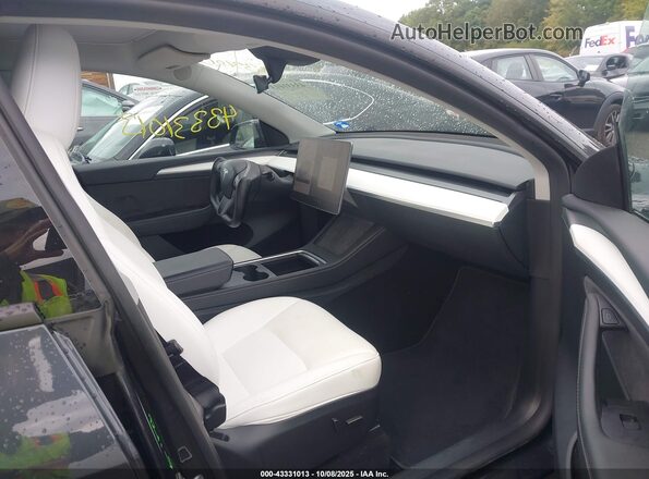 7SAYGAEE7RF076826 2024 TESLA MODEL Y Gray Widok wnętrza z przodu