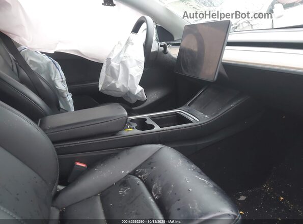 7SAYGAEEXRF060832 2024 TESLA MODEL Y Black Widok wnętrza z przodu