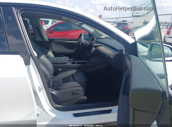 7SAYGDED2RF170346 2024 TESLA MODEL Y White წინა სალონის ხედი