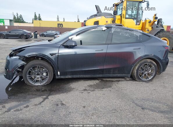 7SAYGDED2RF182142 2024 TESLA MODEL Y Black 360 interior view