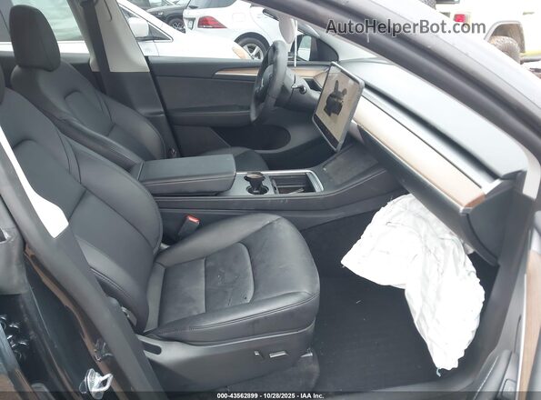 7SAYGDEDXRF091832 2024 TESLA MODEL Y Gray Front interior view
