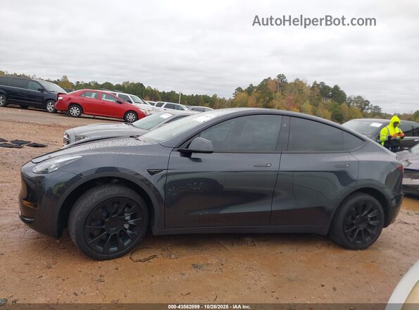 7SAYGDEDXRF091832 2024 TESLA MODEL Y Gray 360 interior view