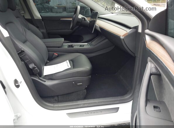 7SAYGDEDXSF238902 2025 TESLA MODEL Y White Widok wnętrza z przodu