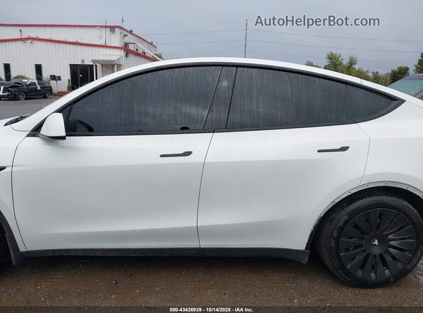 7SAYGDEDXSF238902 2025 TESLA MODEL Y White Widok wnętrza 360 stopni