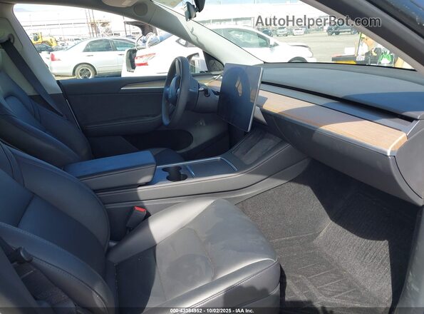 7SAYGDEE0PA064707 2023 TESLA MODEL Y White Widok wnętrza z przodu