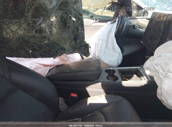 7SAYGDEE0RF079441 2024 TESLA MODEL Y Gray Widok wnętrza z przodu